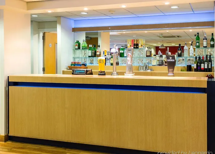 Отель Travelodge Airport 3*