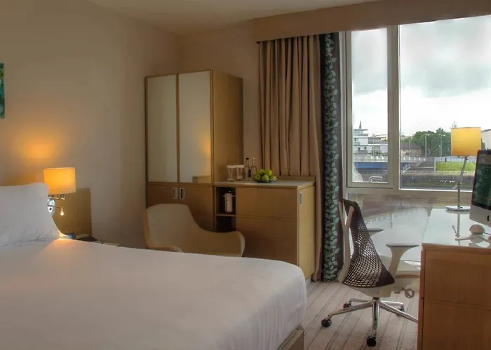 מלון Hilton Garden Centre 4*