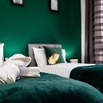 Cheerful 2 Bedroom Homely Apartment, Sleeps 4 Guest Comfy, 1x Double Bed, 2x Single Beds, Free Parking, Free Wifi, Suitable For Business, Leisure Guest, Contractors, Qe Hospital, Glasgow, Near Airport & Centre, Perfect For Common Wealth Games 20