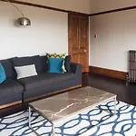 Beautiful, Traditional 2 Bed Flat W Free Parking - Pass The Keys 아파트