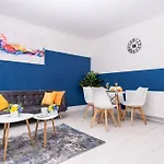 Cheerful 2 Bedroom Homely Apartment, Sleeps 4 Guest Comfy, 1x Double Bed, 2x Single Beds, Free Parking, Free Wifi, Suitable For Business, Leisure Guest, Contractors, Qe Hospital, Glasgow, Near Airport & Centre, Perfect For Common Wealth Games 20