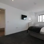 Signature - Railway House 5 Bed Daire