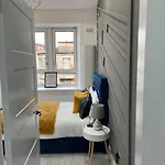 Cheerful 2 Bedroom Homely Apartment, Sleeps 4 Guest Comfy, 3x Double Bed, Parking, Free Wifi, Suitable For Business, Leisure Guest,glasgow, West End, Near Centre, Perfect For Common Wealth Games 2026 Διαμέρισμα Γλασκώβη