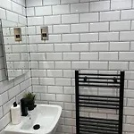 Cheerful 2 Bedroom Homely Apartment, Sleeps 4 Guest Comfy, 3x Double Bed, Parking, Free Wifi, Suitable For Business, Leisure Guest,glasgow, West End, Near Centre, Perfect For Common Wealth Games 2026 * Γλασκώβη