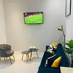 Cheerful 2 Bedroom Homely Apartment, Sleeps 4 Guest Comfy, 3x Double Bed, Parking, Free Wifi, Suitable For Business, Leisure Guest,glasgow, West End, Near Centre, Perfect For Common Wealth Games 2026 Διαμέρισμα *
