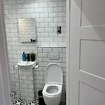 Cheerful 2 Bedroom Homely Apartment, Sleeps 4 Guest Comfy, 3x Double Bed, Parking, Free Wifi, Suitable For Business, Leisure Guest,glasgow, West End, Near Centre, Perfect For Common Wealth Games 2026 Διαμέρισμα *