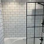 Cheerful 2 Bedroom Homely Apartment, Sleeps 4 Guest Comfy, 3x Double Bed, Parking, Free Wifi, Suitable For Business, Leisure Guest,glasgow, West End, Near Centre, Perfect For Common Wealth Games 2026 Γλασκώβη