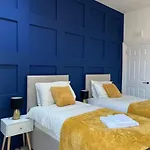Cheerful 2 Bedroom Homely Apartment, Sleeps 4 Guest Comfy, 3x Double Bed, Parking, Free Wifi, Suitable For Business, Leisure Guest,glasgow, West End, Near Centre, Perfect For Common Wealth Games 2026 Διαμέρισμα *