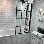 Διαμέρισμα Cheerful 2 Bedroom Homely Apartment, Sleeps 4 Guest Comfy, 3x Double Bed, Parking, Free Wifi, Suitable For Business, Leisure Guest,glasgow, West End, Near Centre, Perfect For Common Wealth Games 2026 *