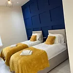 Διαμέρισμα Cheerful 2 Bedroom Homely Apartment, Sleeps 4 Guest Comfy, 3x Double Bed, Parking, Free Wifi, Suitable For Business, Leisure Guest,glasgow, West End, Near Centre, Perfect For Common Wealth Games 2026 Γλασκώβη