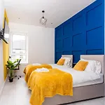 Cheerful 2 Bedroom Homely Apartment, Sleeps 4 Guest Comfy, 3x Double Bed, Parking, Free Wifi, Suitable For Business, Leisure Guest,glasgow, West End, Near Centre, Perfect For Common Wealth Games 2026 * Γλασκώβη