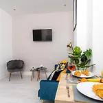 Διαμέρισμα Cheerful 2 Bedroom Homely Apartment, Sleeps 4 Guest Comfy, 3x Double Bed, Parking, Free Wifi, Suitable For Business, Leisure Guest,glasgow, West End, Near Centre, Perfect For Common Wealth Games 2026
