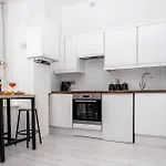 Cheerful 2 Bedroom Homely Apartment, Sleeps 4 Guest Comfy, 3x Double Bed, Parking, Free Wifi, Suitable For Business, Leisure Guest,glasgow, West End, Near Centre, Perfect For Common Wealth Games 2026 *