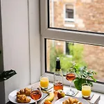Cheerful 2 Bedroom Homely Apartment, Sleeps 4 Guest Comfy, 3x Double Bed, Parking, Free Wifi, Suitable For Business, Leisure Guest,glasgow, West End, Near Centre, Perfect For Common Wealth Games 2026 Διαμέρισμα *