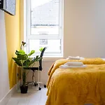 Cheerful 2 Bedroom Homely Apartment, Sleeps 4 Guest Comfy, 3x Double Bed, Parking, Free Wifi, Suitable For Business, Leisure Guest,glasgow, West End, Near Centre, Perfect For Common Wealth Games 2026 * Γλασκώβη