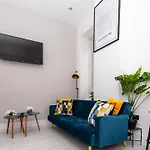 Cheerful 2 Bedroom Homely Apartment, Sleeps 4 Guest Comfy, 3x Double Bed, Parking, Free Wifi, Suitable For Business, Leisure Guest,glasgow, West End, Near Centre, Perfect For Common Wealth Games 2026 Διαμέρισμα