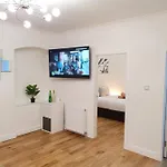 Comfortable And Modern 3 Bedroom Mid Terraced *