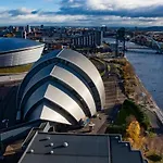 펜션 Executive Triplex House, 3 Bedroom 3 Bathrooms 1 Living Kitchen - Huge Terrace For Master Bedroom - Private E Parking Lez Congestion Zone Free - Garden - 5 Mins Drive To Centre Station *