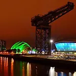 Executive Triplex House, 3 Bedroom 3 Bathrooms 1 Living Kitchen - Huge Terrace For Master Bedroom - Private E Parking Lez Congestion Zone Free - Garden - 5 Mins Drive To Centre Station 글라스고