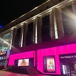 Executive Triplex House, 3 Bedroom 3 Bathrooms 1 Living Kitchen - Huge Terrace For Master Bedroom - Private E Parking Lez Congestion Zone Free - Garden - 5 Mins Drive To Centre Station 펜션 *