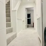 Executive Triplex House, 3 Bedroom 3 Bathrooms 1 Living Kitchen - Huge Terrace For Master Bedroom - Private E Parking Lez Congestion Zone Free - Garden - 5 Mins Drive To Centre Station 펜션 *