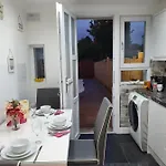 Comfortable And Modern 3 Bedroom Mid Terraced Apartment Glasgow
