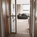 Lovely 2-bed Flat Harbour Free Parking - Pass The Keys דירה גלאזגו