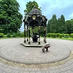 Traditional Close To Centre & Hampden *