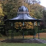 Traditional Close To Centre & Hampden 아파트 *