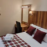 Отель The Hampton Court 3*