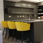 펜션 Executive Triplex House, 3 Bedroom 3 Bathrooms 1 Living Kitchen - Huge Terrace For Master Bedroom - Private E Parking Lez Congestion Zone Free - Garden - 5 Mins Drive To Centre Station *