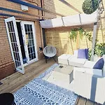 Апартаменты Beautiful 2bed House With Garden, Walking Distance To Town - Free Parking