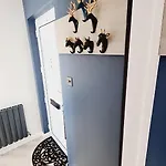 Beautiful 2bed House With Garden, Walking Distance To Town - Free Parking דירה גלאזגו