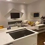 2 Bed Chic In Centre Appartamento