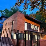 Designer House - Of / 'hillhead' West End G12 - Luxurious & Contemporary Detached House / Terrace / Garden / 'electric Car Charging' Garage Parking