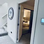 Designer House - Of / 'hillhead' West End G12 - Luxurious & Contemporary Detached House / Terrace / Garden / 'electric Car Charging' Garage Parking Glasgow