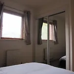 Cozy Off Road 2 Bedroom With Free Wi-fi And Private Parking Glasgow