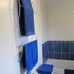 Cozy Off Road 2 Bedroom With Free Wi-fi And Private Parking *