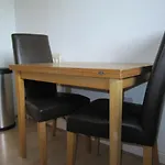 Cozy Off Road 2 Bedroom With Free Wi-fi And Private Parking Glasgow