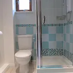 Cozy Off Road 2 Bedroom With Free Wi-fi And Private Parking Glasgow