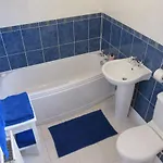 Cozy Off Road 2 Bedroom With Free Wi-fi And Private Parking *