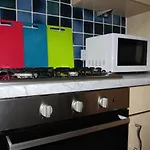 Cozy Off Road 2 Bedroom With Free Wi-fi And Private Parking *