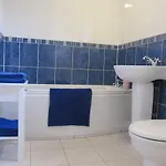 Apartmán Cozy Off Road 2 Bedroom With Free Wi-fi And Private Parking