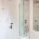 Stunning 4-bedroom With Hot Tub & Sauna Near Loch Lomond וילה *