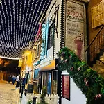 Designer House - Of / 'hillhead' West End G12 - Luxurious & Contemporary Detached House / Terrace / Garden / 'electric Car Charging' Garage Parking *