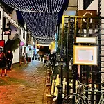 Vila Designer House - Of / 'hillhead' West End G12 - Luxurious & Contemporary Detached House / Terrace / Garden / 'electric Car Charging' Garage Parking