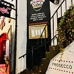 Vila Designer House - Of / 'hillhead' West End G12 - Luxurious & Contemporary Detached House / Terrace / Garden / 'electric Car Charging' Garage Parking Glasgow