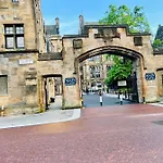 Vila Designer House - Of / 'hillhead' West End G12 - Luxurious & Contemporary Detached House / Terrace / Garden / 'electric Car Charging' Garage Parking