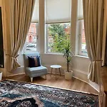 Victorian 3 Bedroom Main Door Flat, King Size Beds , Large * グラスゴー
