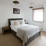 Beautiful Unique 3bed Mews House - Pass The Keys Semesterbostad